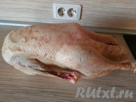 Гуся помыть, высушить, натереть солью снаружи и изнутри.