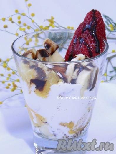 Для фруктового салата с мороженым я выложила яблоки, апельсин, грушу, банан и клубнику. Выложила подтаявшее мороженое и сверху положила яблоки, апельсин банан. Все залила шоколадным топпингом и украсила клубникой.