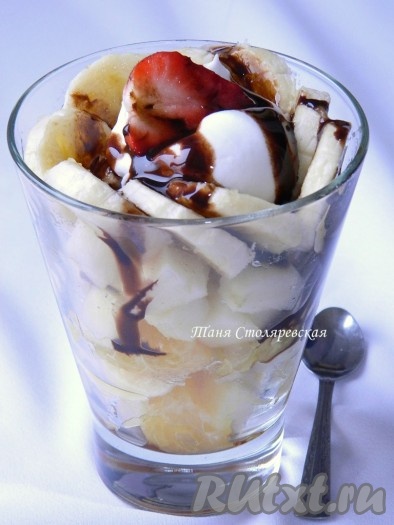 Для фруктового салата со взбитыми сливками я на дно креманки положила варенье, дальше яблоки, апельсин, грушу, банан и снова апельсин. Выложила сверху взбитые сливки, украсила клубничкой и залила шоколадным топпингом.