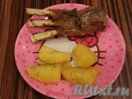Не закрывая крышкой, отправляем утятницу с рёбрышками ягнёнка с картошкой в духовку и запекаем при температуре 180 градусов 50-60 минут. По прошествии времени блюдо будет готово, раскладываем по трелкам и в горячем виде подаём к столу. Мягкое, нежное мясо баранины, приготовленное по этому рецепту очень понравилось и мне, и моей семье!