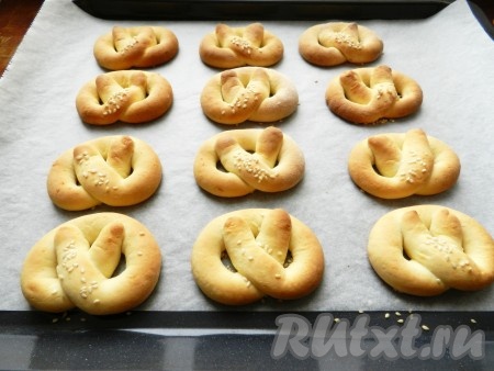 Готовые домашние сушки достать из духовки, остудить. Остывшими они станут более хрустящими.