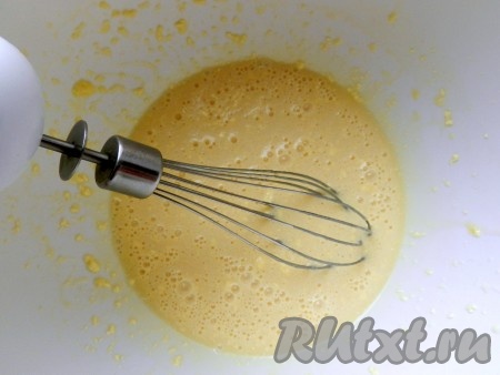 Влить сгущённое молоко, перемешать.