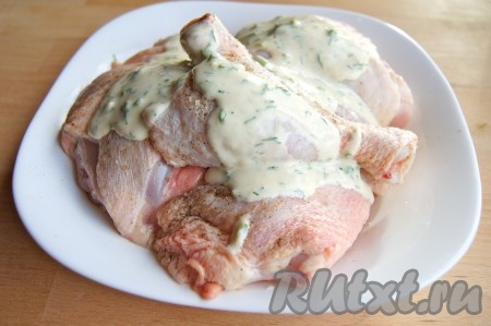 Куриные окорочка разрезаем по суставу на 2 части. В результате разрезания у нас получатся куриные голени и бёдра. Кусочки окорочков натираем солью и перцем со всех сторон. Заливаем кусочки курицы соусом из кефира, зелени и чеснока, перемешиваем и оставляем при комнатной температуре минут на 30.&nbsp;