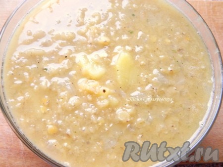 Нагреваем в кастрюле ложку подсолнечного масла, слегка обжариваем в нем лук. Затем &nbsp;добавляем хорошо промытую чечевицу, картофель и заливаем 1-1,5 литрами холодной воды. Варим суп до полной готовности ингредиентов.
