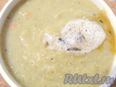 Отдельно растапливаем сливочное масло и добавляем в него веточку сухой мяты. Держим на огне еще полминуты, постоянно помешивая. Потом убираем мяту и масло выливаем в чечевичный суп-пюре.
