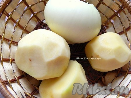Очищаем лук и картофель.