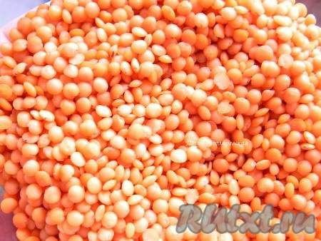 Промываем чечевицу.