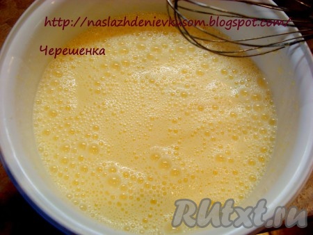 Добавить простоквашу (кефир), посолить и перемешать.
