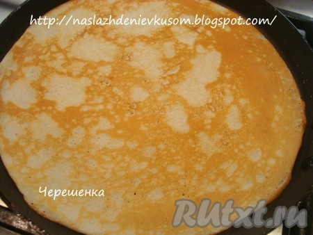 Сковороду смазать совсем небольшим количеством растительного масла, раскалить и выпекать блинчики сначала с одной стороны до золотистого цвета…
