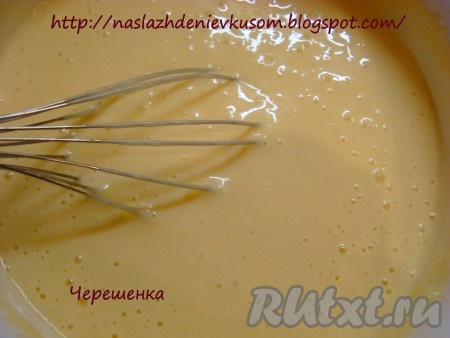 Накрыть тесто салфеткой и дать постоять при комнатной температуре 20-30 минут для того, чтобы клейковина у муки разбухла, и чтобы сода начала свой рабочий процесс.
