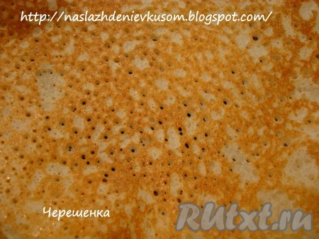 А потом с другой… Сковороду мы больше не смазываем. Для того чтобы блинчики не приставали, хватает того количества масла, которое присутствует в тесте.
