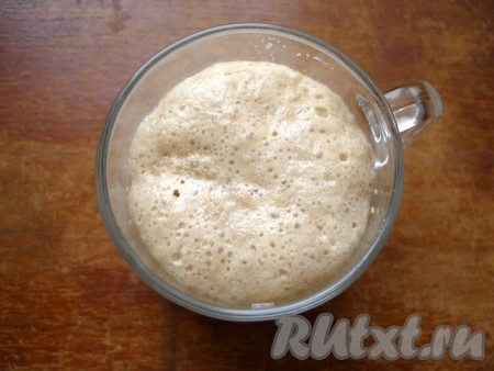 Одну столовую ложку сахара растворить в 2/3 стакана теплого молока, всыпать в молоко дрожжи и оставить на 10-15 минут подходить. Когда на поверхности молока образуется пышная пена, опара для дрожжевых блинов готова.