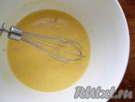 Влить остывшее сливочное масло, ввести опару и остальное молоко, перемешать. 