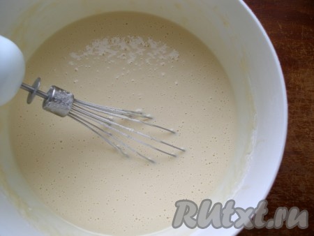 Тщательно перемешать тесто, можно взбить миксером, чтобы не было комочков. Накрыть чистым полотенцем и поставить тесто в теплое место примерно на 2 часа.