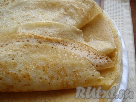 Дрожжевые блины на молоке получаются тонкими и эластичными. По желанию каждый блин смазывать маслом и посыпать сахаром.
