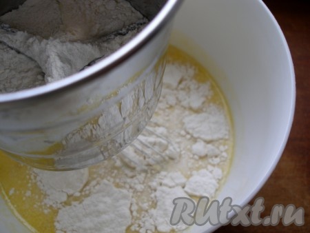 Добавить просеянную муку, перемешать.