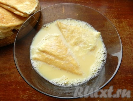 В два сырых яйца добавить 2 столовые ложки воды и взболтать до однородности. Получится негустой яичный кляр. Треугольные бендерики с творогом обмакнуть в кляр с двух сторон. Обмакивайте столько бендериков, сколько будете обжаривать на сковороде.