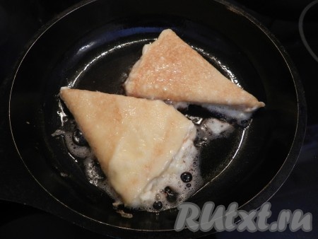 В сковороде разогреть растительное масло и обжарить бендерики с творогом с двух сторон. Жарить примерно по 1-2 минуты с каждой стороны на среднем огне. Яичный кляр должен схватиться.