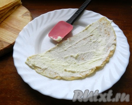 На половинку блина намазать творожную массу тонким слоем.