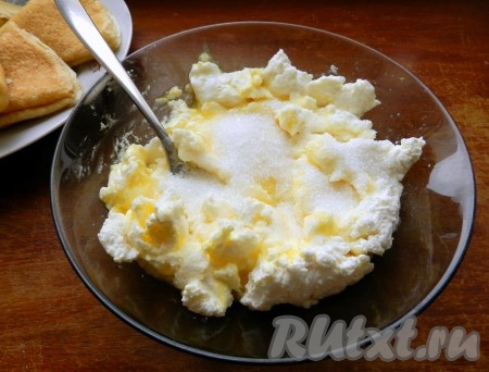 Для начинки творог смешать с сахаром и 1 сырым яйцом до однородной массы. Итоговая творожная масса не должна быть густой. Если творог у вас сухой, тогда можно добавить 1-2 столовых ложки молока или сливок.