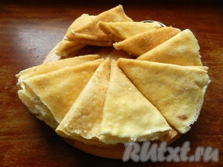 Таким способом свернуть десять треугольников из половинок блинов с творожной начинкой.