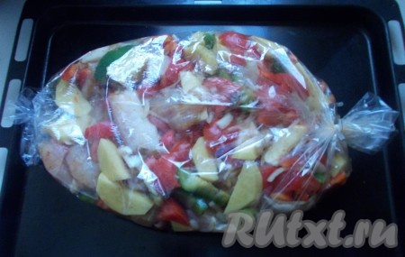 Перемешиваем морской язык с овощами в широкой посуде со специями и оставляем на 10 минут «пожениться», в это время разогреваем духовку до 180 градусов.

Перекладываем в пакет для запекания, хорошо закрепляем концы пакета, ножницами делаем пару разрезов сверху.
