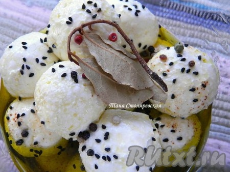 Для этого из сырной массы скатать шарики (руки надо смочить в масле). Поместить их в стеклянную емкость, залить оливковым маслом, добавить смесь перцев горошком, тмин и закрыть крышкой.