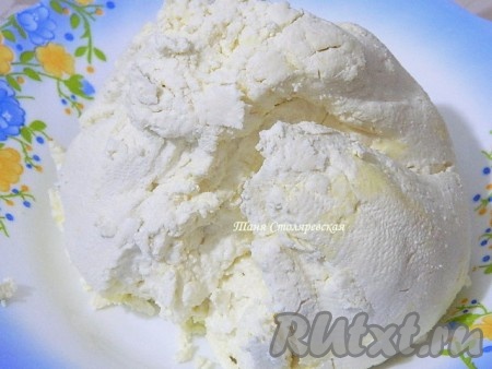 После этого сыр, приготовленный из йогурта, готов к употреблению. Но можно его и замариновать.
