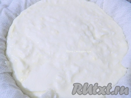 Йогурт я заквашиваю сама в домашних условиях. Если вы хотите использовать такой же, то можно использовать закваску для йогурта или творога. Если хотите использовать магазинный йогурт, то лучше греческий. Итак, дно дуршлага выстилаем 4-мя слоями марли и выкладываем туда йогурт. Оставляем на 4-5 часов.
