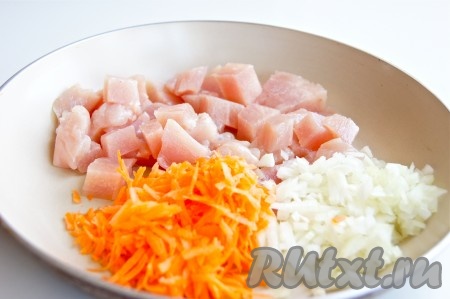 Куриную грудку нарезала на средние кусочки, лук мелко порубила, морковку натерла на крупной терке. Обжарила на растительном масле до полуготовности.