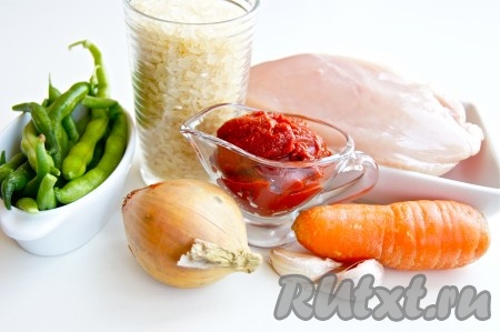Подготовим все необходимые ингредиенты для приготовления куриной грудки с рисом.
