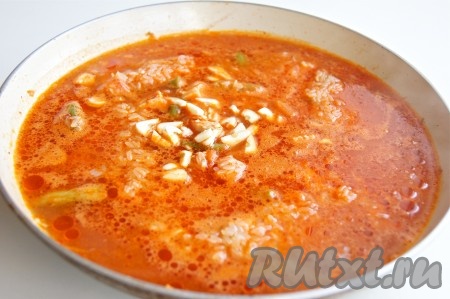 Налила 2 стакана горячего кипятка, накрыла крышкой и томила на среднем огне минут 20-25 пока жидкость не впиталась.