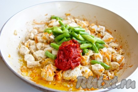 Добавила фасоль и томатную пасту, посолила и поперчила по вкусу.