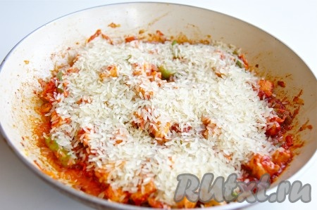 Добавила к куриной грудке с овощами стакан риса.
