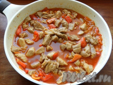 Влить столько горячей воды, чтобы она покрывала свинину с овощами. Довести до кипения и, уменьшив огонь, тушить до мягкости мяса (примерно, 1 час) под крышкой.