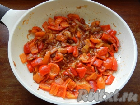 Добавить к луку паприку, перемешать и обжаривать, помешивая, 1-2 минуты. Затем добавить болгарский перец и обжаривать с луком, иногда помешивая, 3-4 минуты.