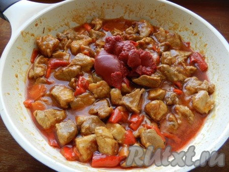 Затем добавить томатную пасту, перемешать, добавить соль, чёрный молотый перец, острый красный перец, накрыть крышкой и готовить пёркёльт на медленном огне ещё 15 минут, периодически перемешивая.