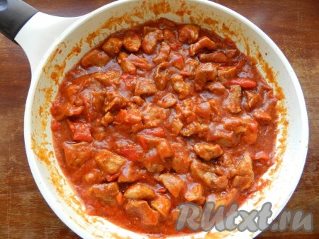 Убрать сковороду с пёркёльтом из свинины с огня, дать венгерскому гуляшу настояться минут 10 под крышкой и подавать с гарниром.