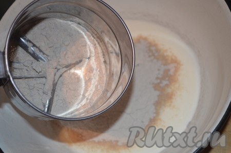 В эту же миску просеять пшеничную и гречневую муку. Гречневую муку можно купить в магазине. Если у вас нет гречневой муки, тогда её можно приготовить дома самостоятельно из сухой гречки, измельчив гречневую крупу в измельчителе или в электрокофемолке до состояния муки (то есть должен быть мелкий помол).