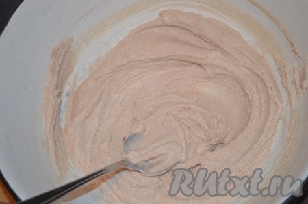 Тщательно перемешать тесто для гречневых блинов и дать постоять 15 минут.