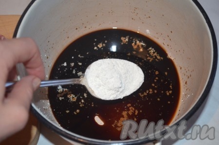 В соевый соус добавить крахмал, перемешать. 