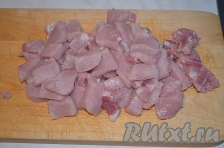 Мякоть свинины промыть, просушить бумажным полотенцем, нарезать маленькими кусочками.