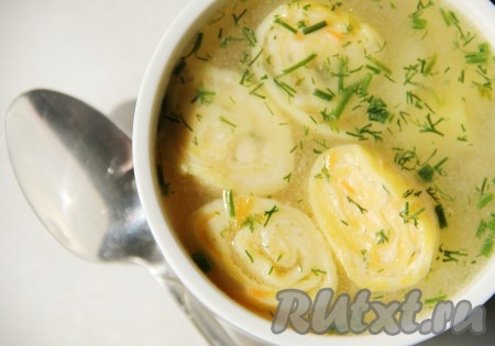 Куриный суп с сырными рулетиками 