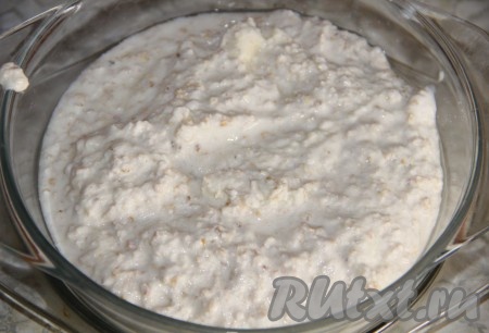  Манку и овсяные хлопья смешать, залить кефиром. Оставить на 2 часа для набухания овсянки и манки.