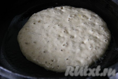 Все хорошенько перемешать. Жарить манно-овсяные блины на раскаленной сковороде, предварительно смазав ее кусочком сливочного масла.
