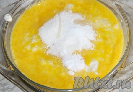 По истечении времени добавить взбитые яйца, сахар, соль, соду и растительное масло.
