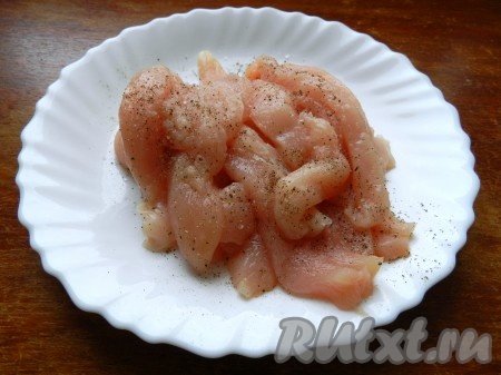 Куриное филе вымыть, обсушить бумажными полотенцами, нарезать небольшими полосками, но не слишком тонко, чтобы не пересушить его. Посолить, поперчить.
