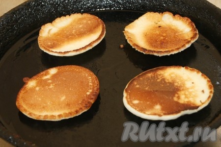 Выпекать с каждой стороны по 1 минуте (не больше).