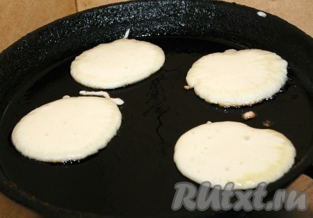 На сковороду налить растительное масло, раскалить его и выкладывать с помощью столовой ложки маленькие блинчики.