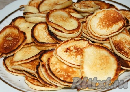 Готовые блинчики складывать на большую тарелку.
